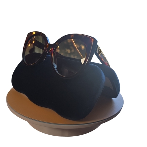 *NWOT* Gucci Sunglasses slight cat eye - Picture 5 of 6
